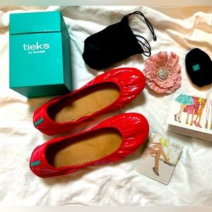 Tieks Razzleberry size 8, great condition, all include, flower, box, tote bag